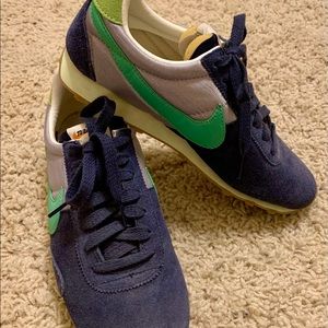 Nike women’s tennis shoes